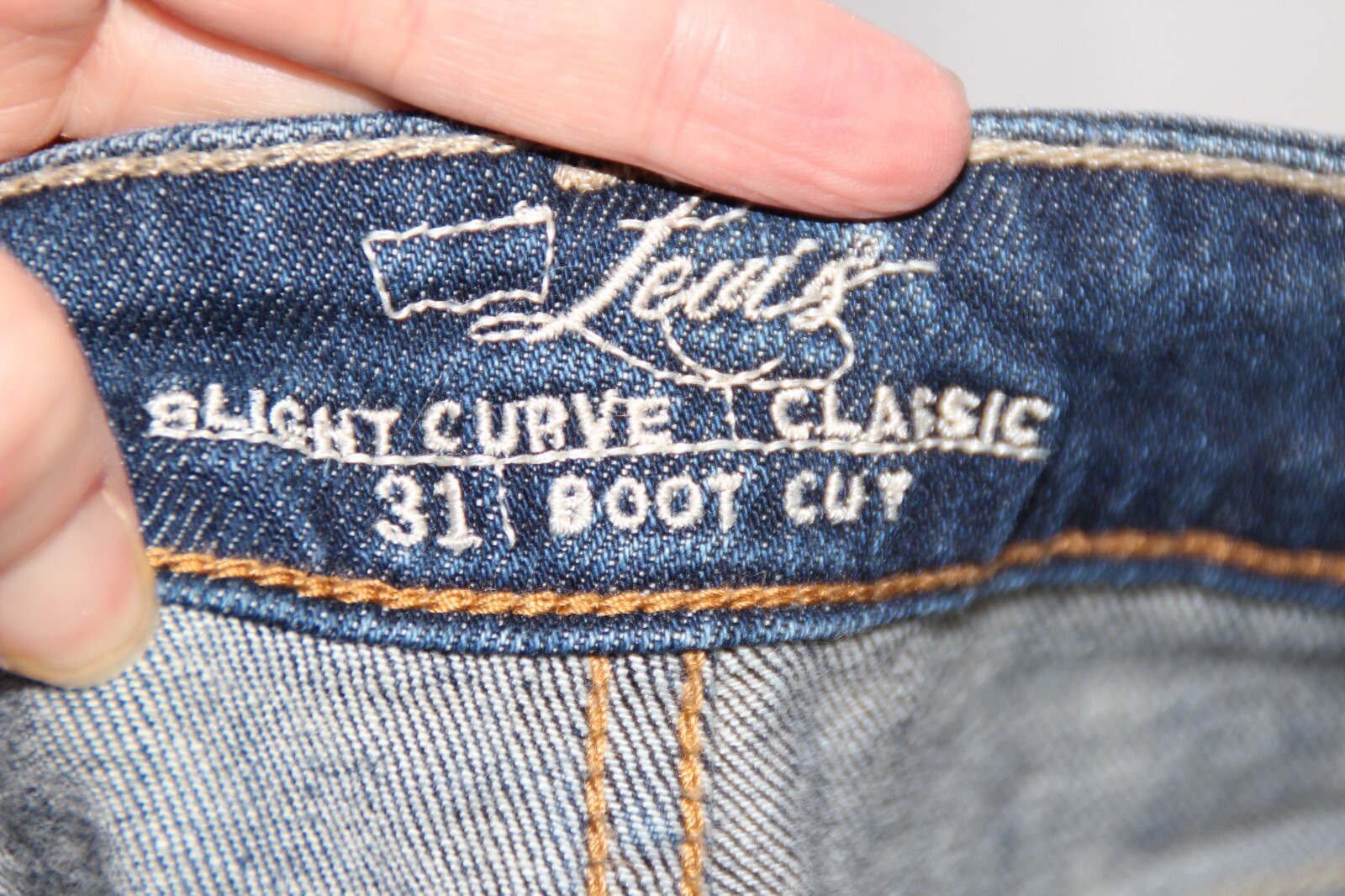 Women's Levi's Jeans Slight Curve Classic Boot Cut Tag 12/31 See Measurements thumbnail 9