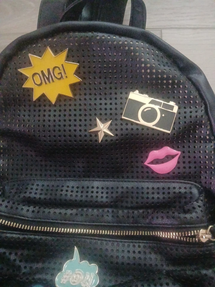 MOCHILA PEQUEÑA CHARLIE ENCANTADORA NEGRA USADA Foto 2 de 4