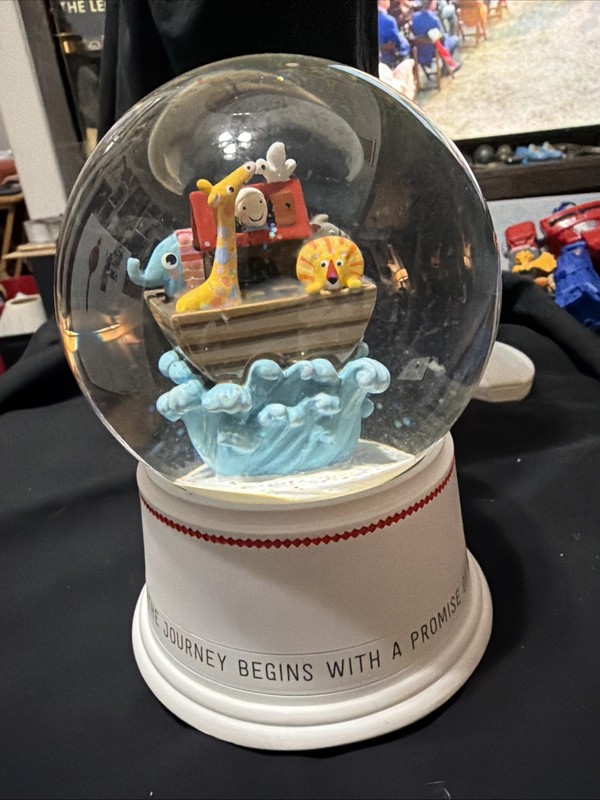 Hallmark Gifts - Noah's Ark Musical Snow Globe Pre-Owned Works