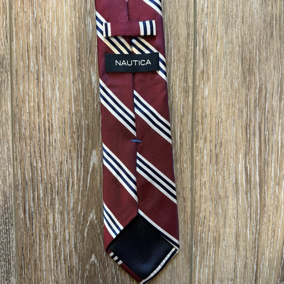 Галстук мужской Nautica красный белый и синий в полоску 56 дюймов в длину и 3 дюйма в ширину опрятный - Изображение 2 из 4