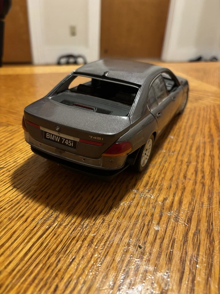 1:18 kyosho BMW 7 Series 745i Gray - Image 3 of 4
