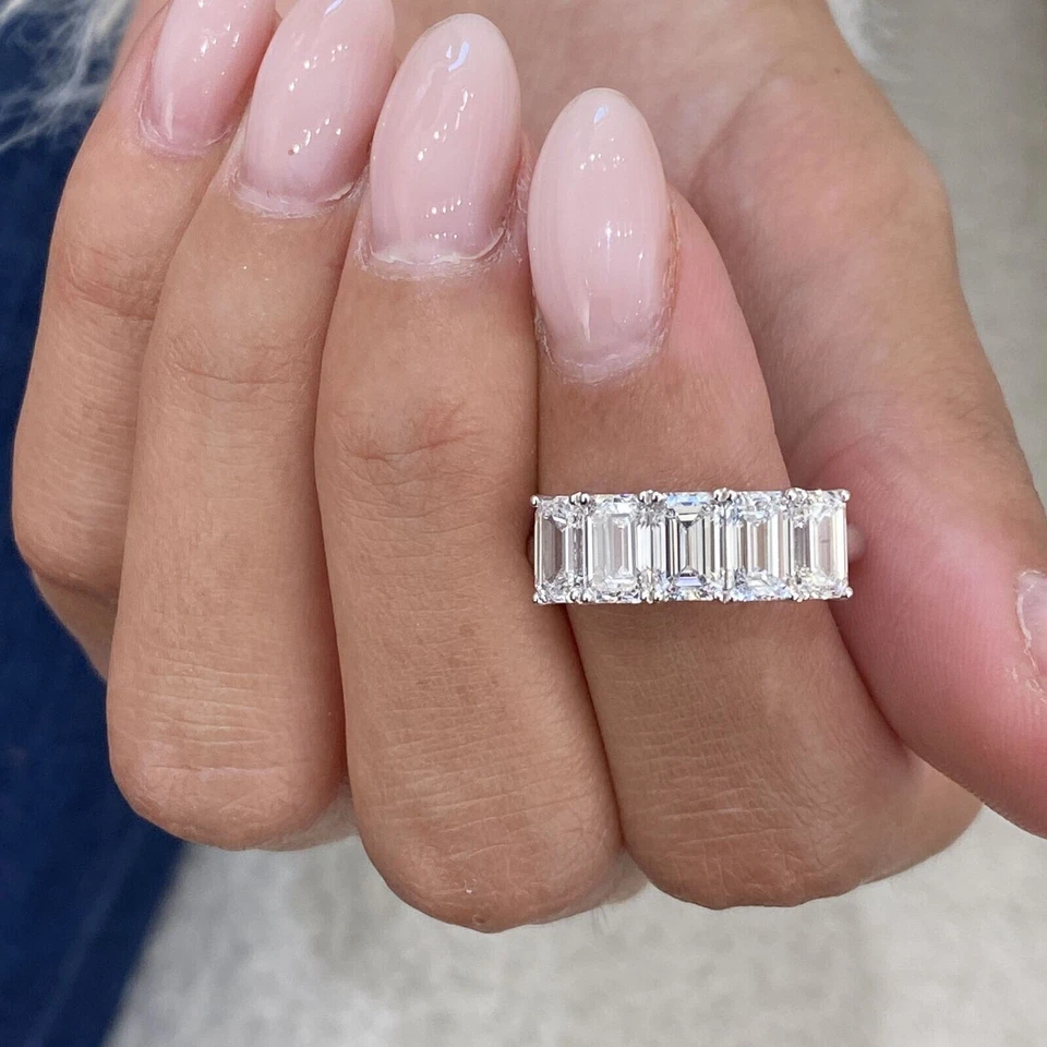 Anillo de eternidad de diamantes/CVD cultivados en laboratorio talla esmeralda de oro blanco de 14 quilates 5 piedras 3,30 quilates Foto 3 de 4