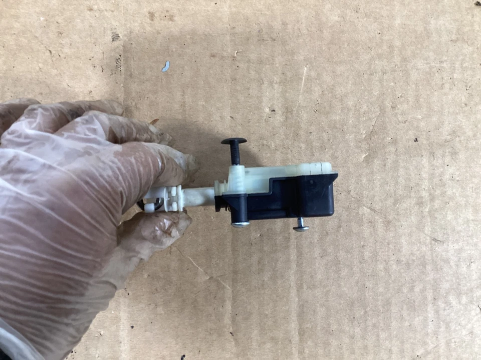 2008 - 2010 Porsche Cayenne Fuel Tank Actuator Lid 7L5810773A OEM . - Image 4 of 4