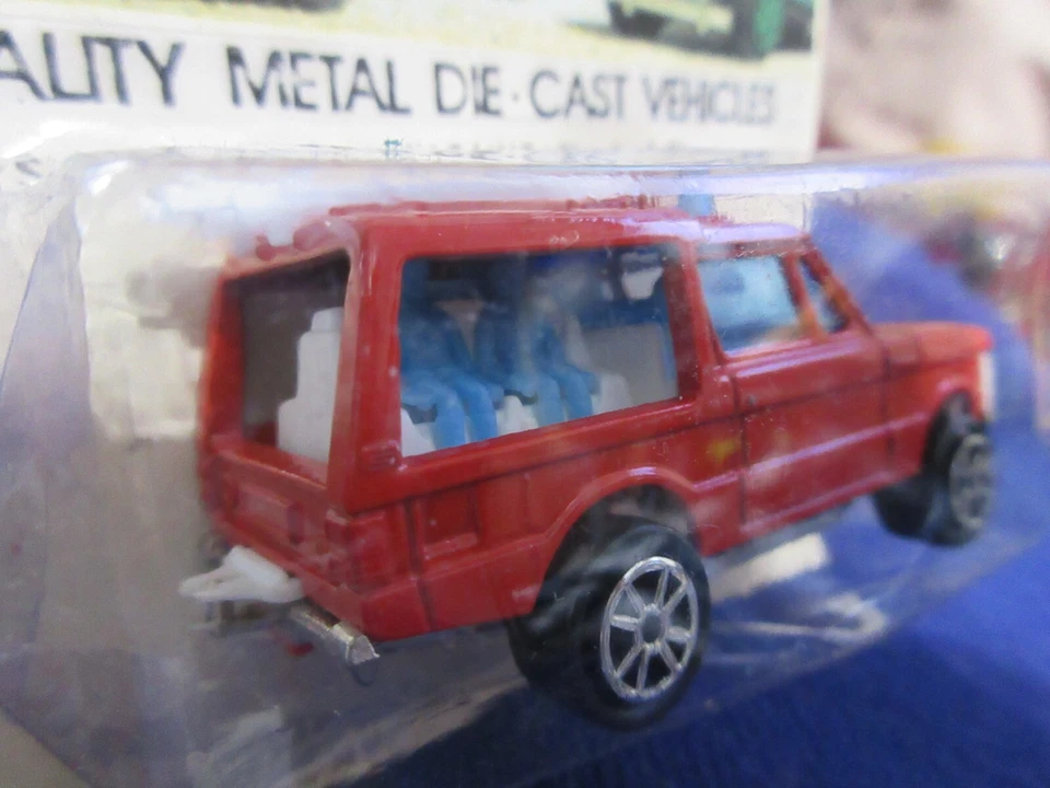 Majorette 246 Range Rover Fire Truck & Firemen Made in France 1:64 - Image 4 of 4