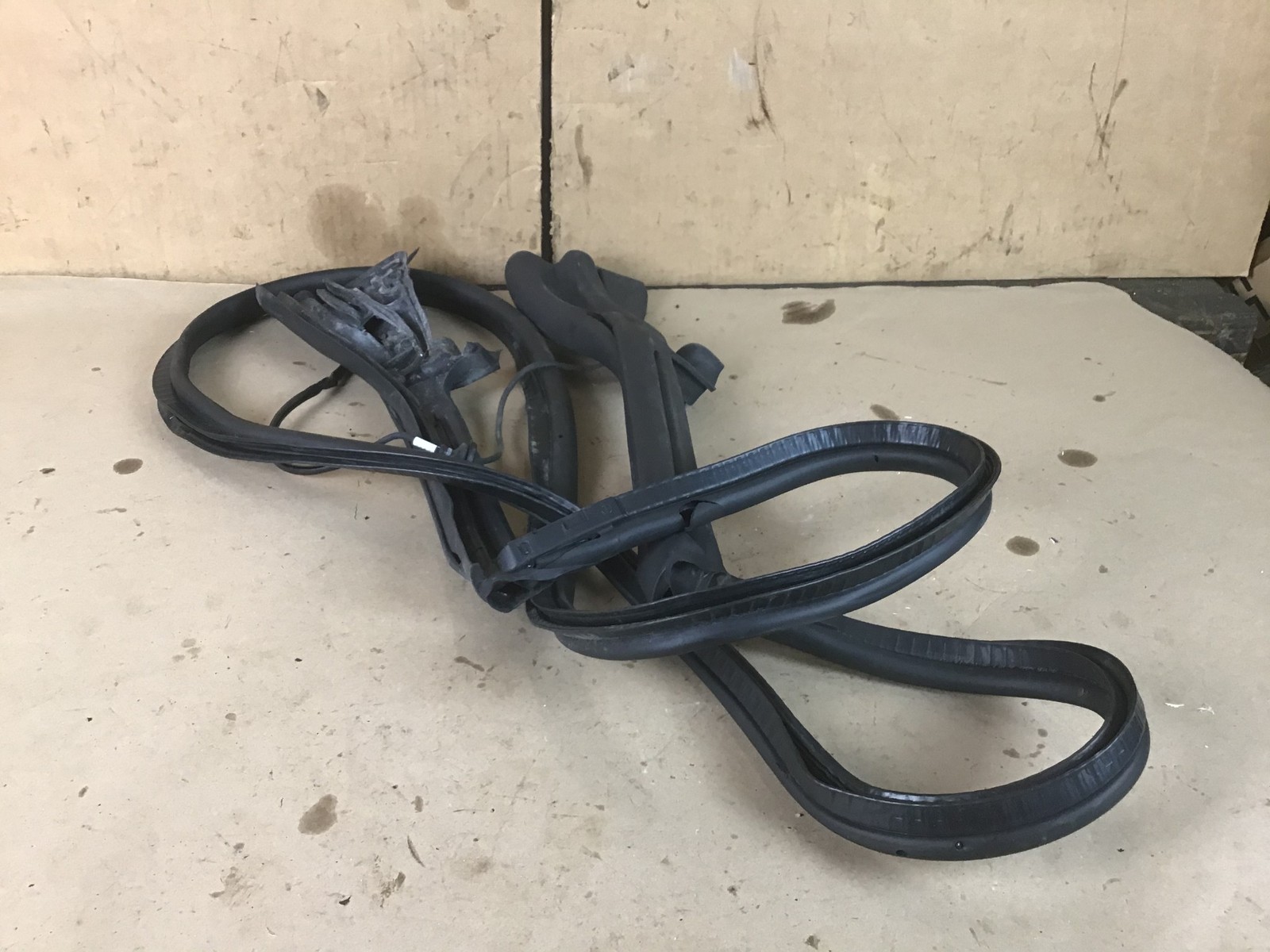 McLaren 650S 2015 Convertible Rear Trunk Lid Tonneau Weather Strip Seal 15-17 :A