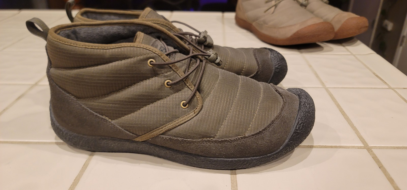 Stivali sneaker chukka trapuntati KEEN da uomo verdi impermeabili Howser II taglia 12