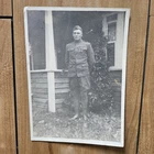 VINTAGE 1920'S PHOTO OF AMERICAN SOLDIER MAN W/ MEDALS IN FRONT OF HOME WW1