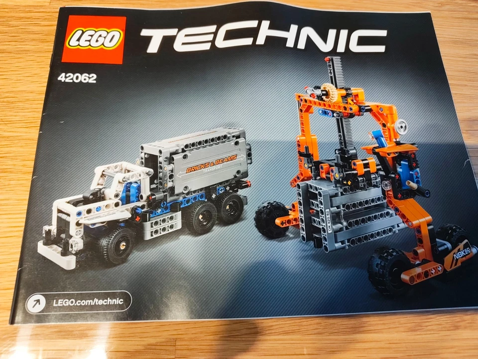 LEGO Technic 42062 Container Yard, photo 2 sur 3