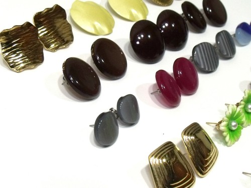 Lote surtido vintage de 17 pares de pendientes perforados - Imagen 4 de 10