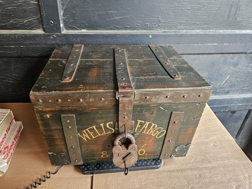 19" Wells Fargo Box Reproduction Strong Box Wood Metal - Imagen 23 de 24