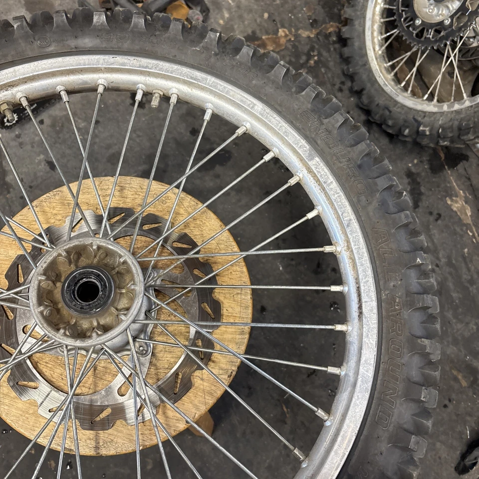 2004 04-06 Suzuki RMZ250 (04-05 KX250F llanta delantera buje piñón neumático Foto 4 de 4