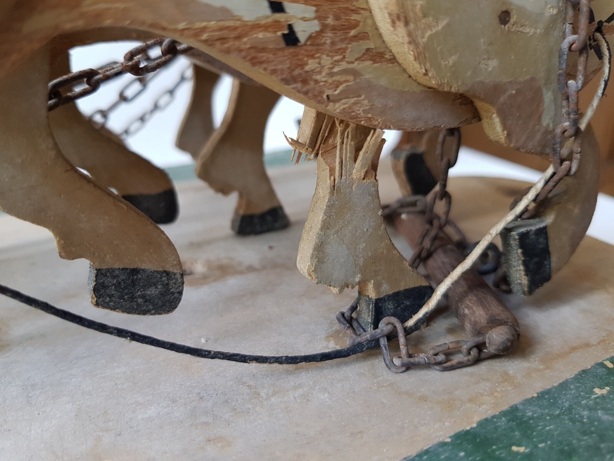 Jouet Ancien En Bois - Attelage De 5 Chevaux Sur Socle à Roulettes, Longueur 45cm, Occasion Avec Défauts