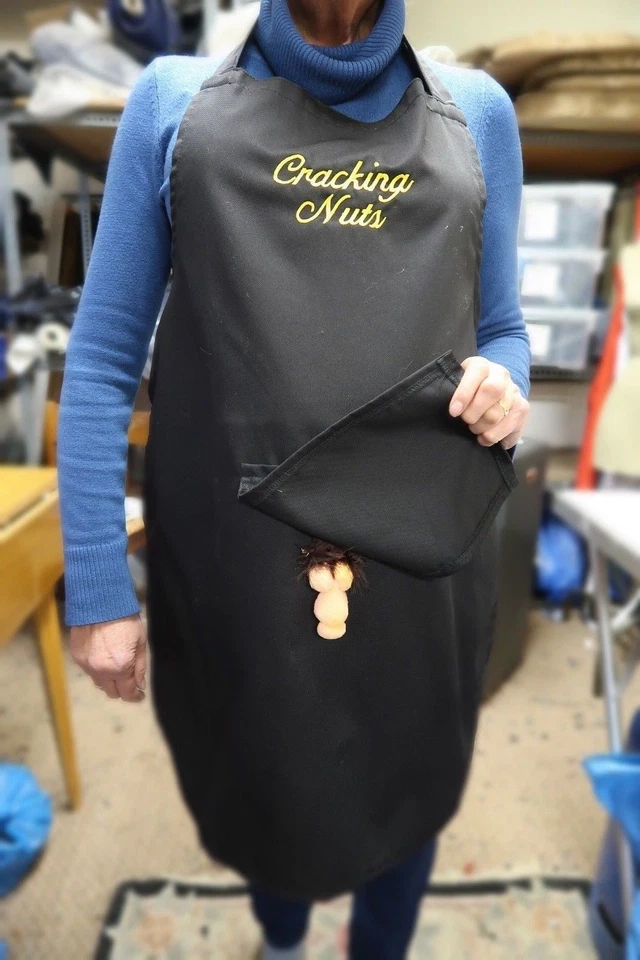 DELANTAL SECRETO WILLY PARA HOMBRES VEGANOS GROSERO "CRACKING NUTS" NOVEDAD 6 lemas Reino Unido Foto 3 de 4