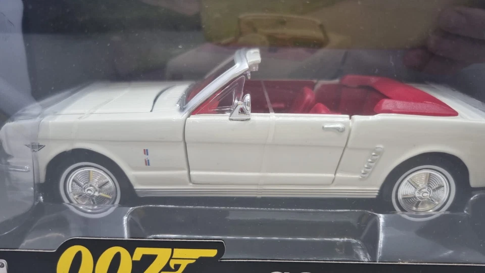 MOT79852 MotorMax 007 Goldfinger James Bond Collection 1964 1/2 Ford Mustang - Immagine 2 di 2