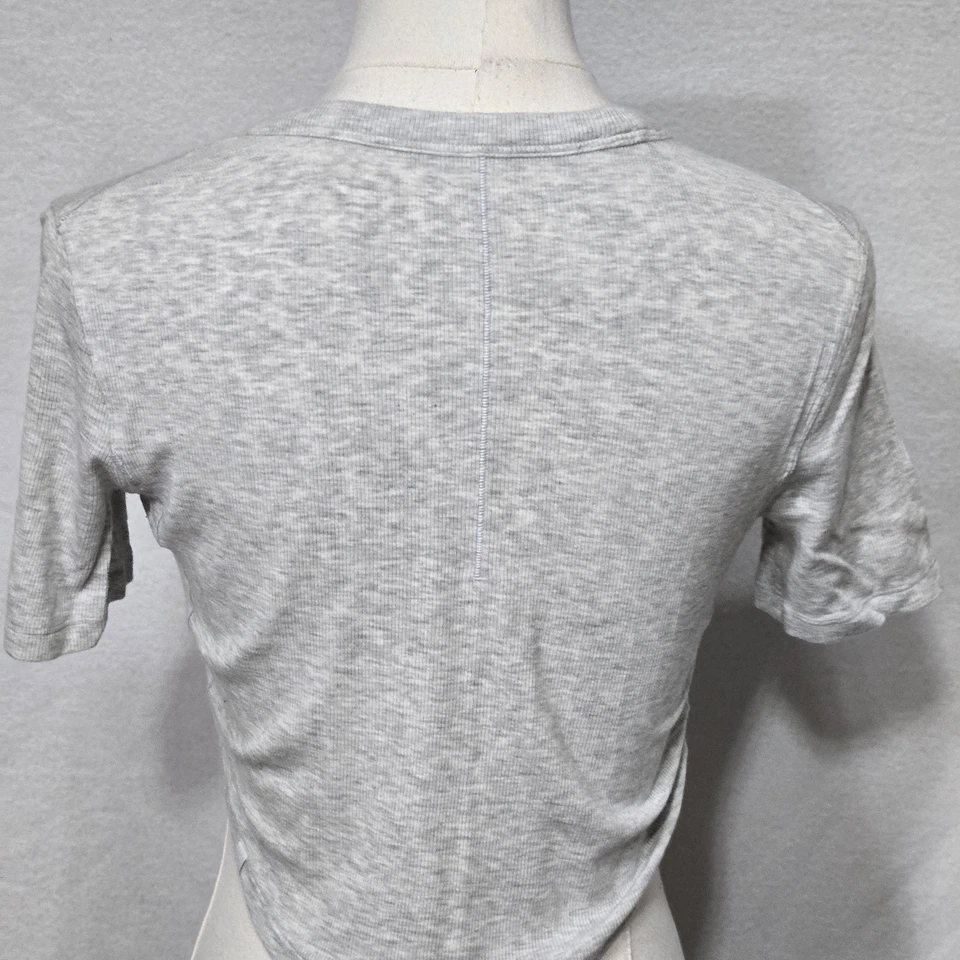 Camisa corta Lululemon para mujer pequeña gris acanalada cuello redondo manga corta Foto 3 de 4