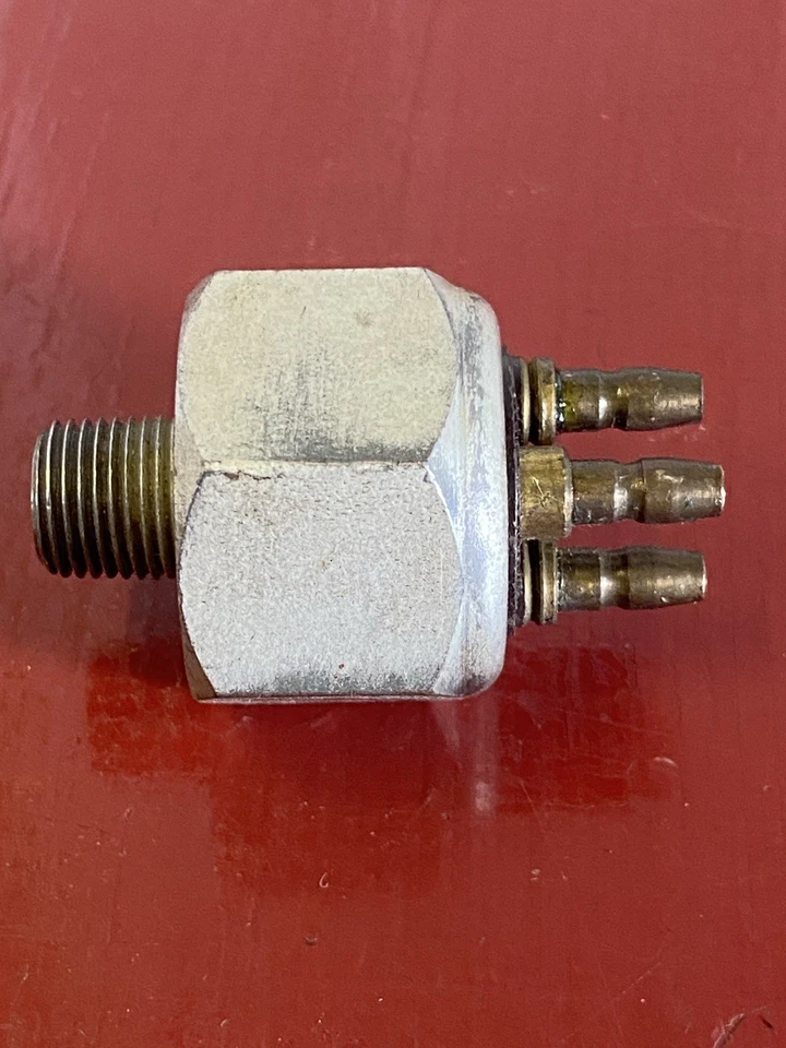 1955 1956 PACKARD 3- TERMINAL HYDRAULIC STOP BRAKE LIGHT SWITCH - Imagem 3 de 4