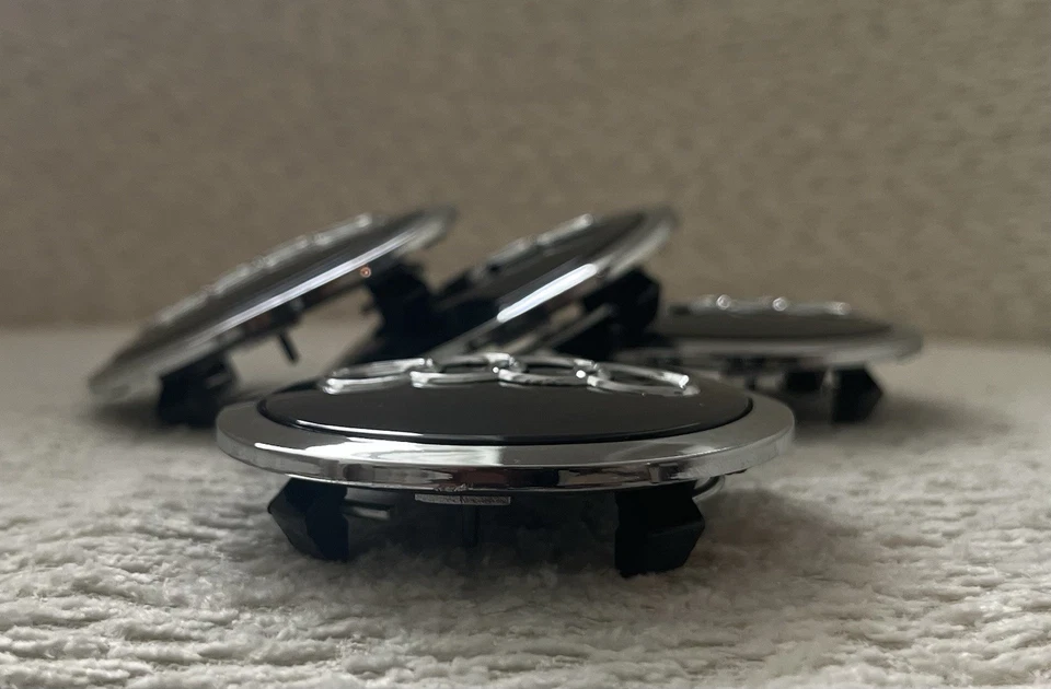 Juego de 4 tapas centrales de rueda negras y cromadas de 69 mm (2,72 pulgadas) para ruedas Audi Foto 3 de 4