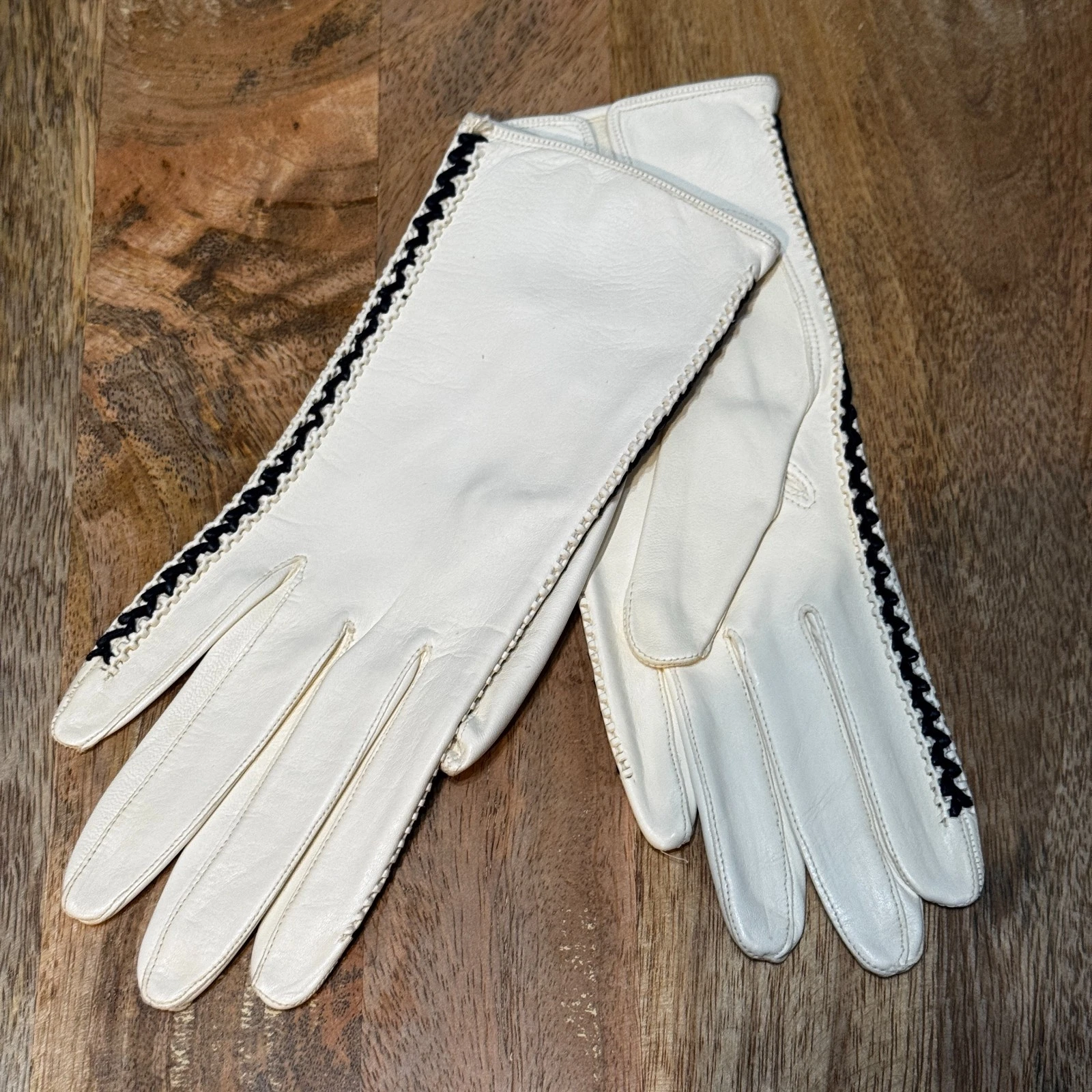 Barra of Italy Leather Gloves, White with Black. 7 1/2, Vintage Circa 1950s