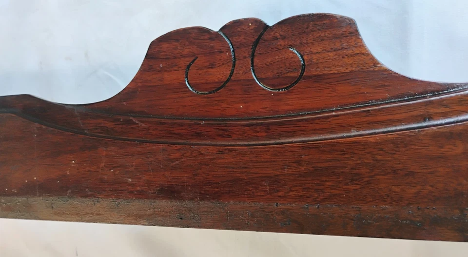 ANTIGUA CRESTA DE FRONTÓN DE NOGAL TALLADO VICTORIANO 48" DE ANCHO Foto 2 de 4