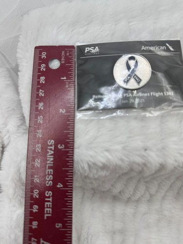 PSA Airlines Flight 5342 Gedenk-Anstecknadel - Bild 5 von 6