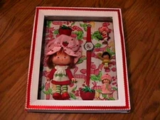 VINTAGE STRAWBERRY SHORTCAKE DOLLS & WATCH IN 3D PICTURE FRAME 3 MINI DOLLS
