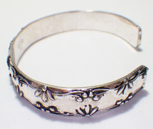 Vintage Signed AVON Antiqued Silver Plate Embossed Floral Cuff Bracelet 6"+1" - Picture 5 of 5