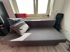 Couch mit Bettfunktion und die Kissen