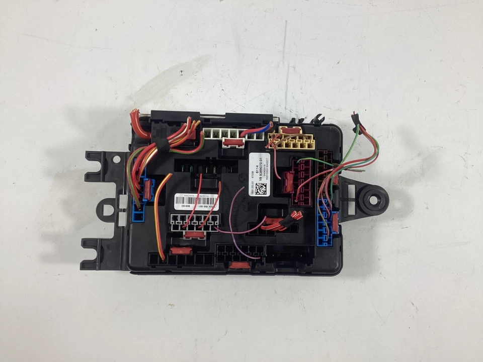 BMW M4 2016-2020 maletero trasero distribución de energía relé de fusibles módulo de unidad OEM. Foto 2 de 4
