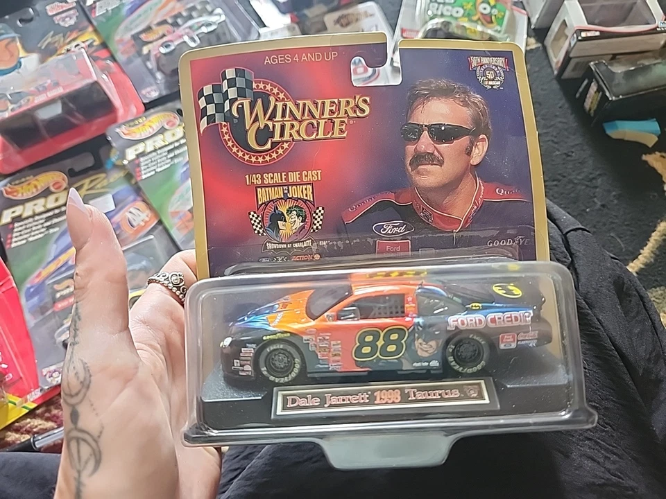 Dale Jarrett #88 1998 diecast NASCAR Winners Circle Batman vs The Joker Foto 3 de 3