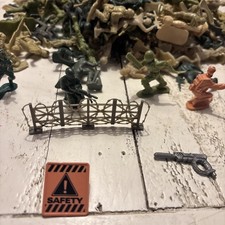 Vintage Large Lot Of 150 Plastic Army Men Toys