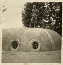 Foto Wehrmacht Soldat auf Panzerkuppel Bunker Westwall Atlantikwall WK2 Original
