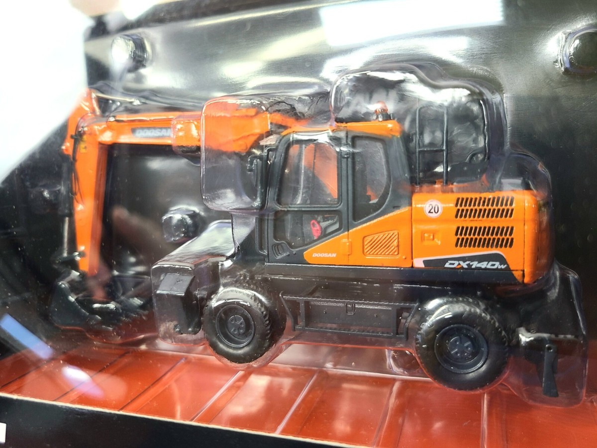 Doosan DX140W Wheeled Excavator - UH IMC 1:50 Scale Diecast Model