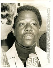 HANK AARON HOME RUN KING    ORIG  7X9 PHOTO X7765