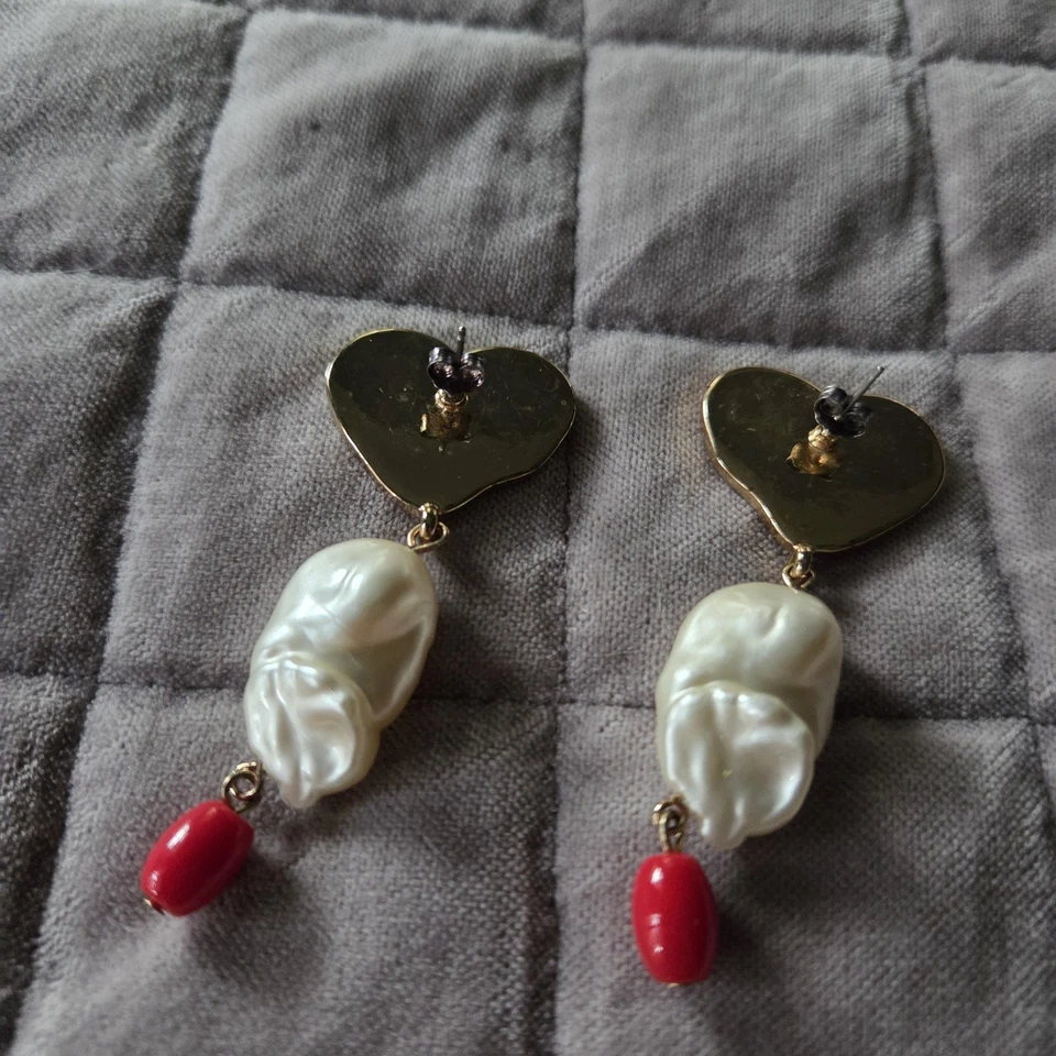 Серьги-гвоздики с жемчугом в виде сердца манго. Красный, золотой, белый и черный - Изображение 4 из 4