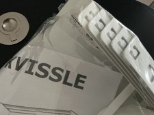 IKEA KVISSLE - Metall Zeitungsständer Wandhalter weiß - 33,4 cm breit - NEU