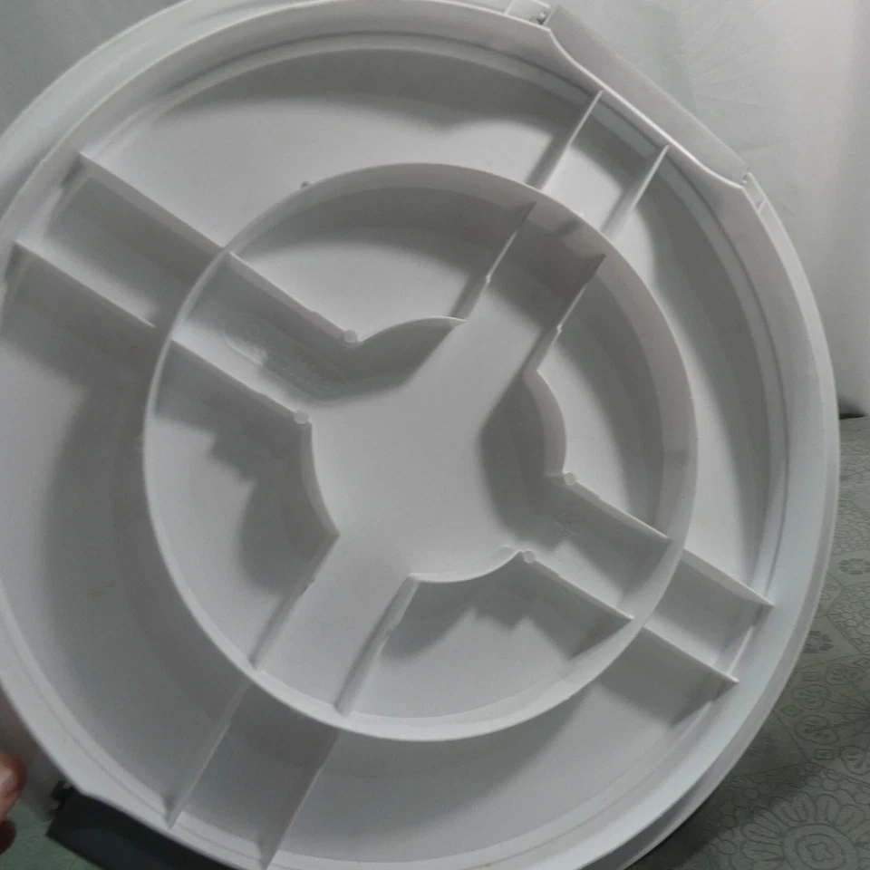 Servidor de bolo Sterilite comporta porta-bolos redondo de 12 pol. com tampa alça branca - Imagem 3 de 4