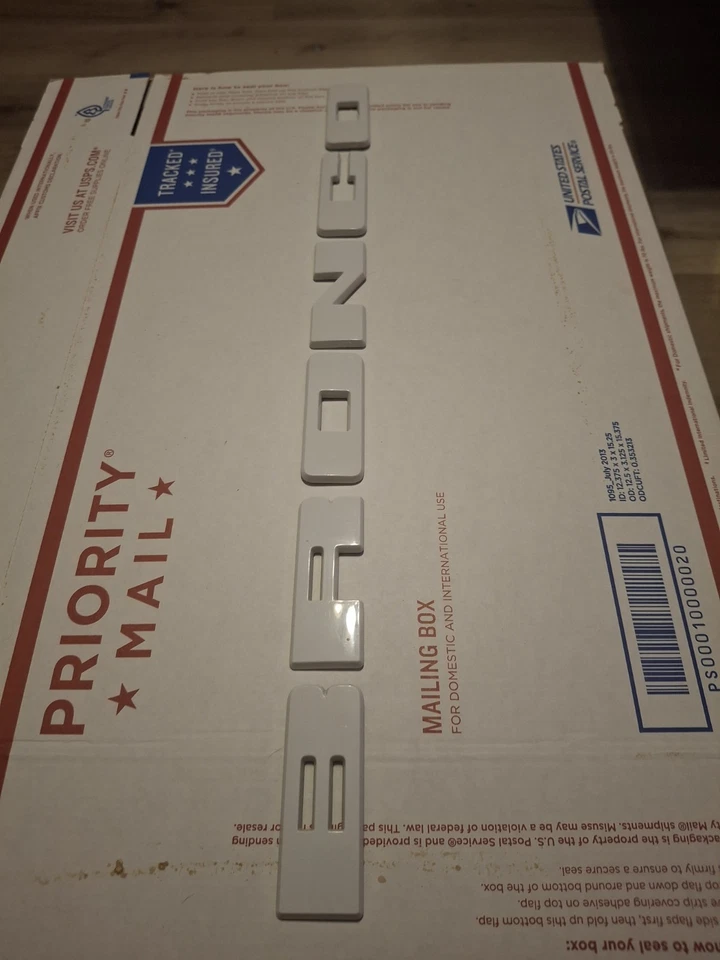 Letras/emblemas traseros Ford Bronco Pearl 21-24 OEM. Usado...."LEER DESCRIPCIÓN". Foto 2 de 4