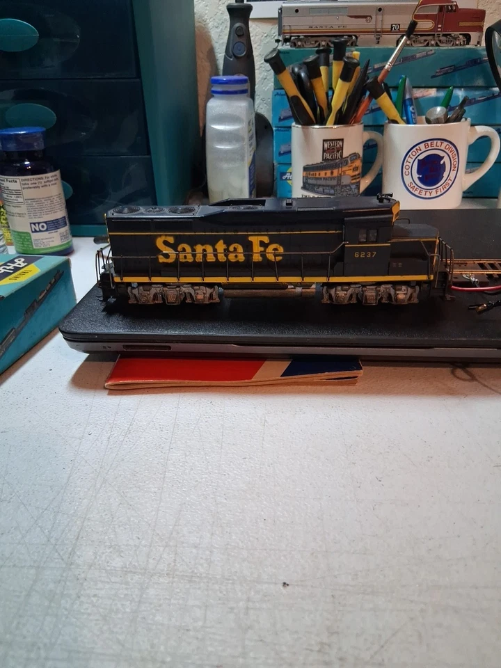 Athearn HO Santa Fe EMD GP30  #6237 Diesel Locomotive Vintage - Image 3 of 4
