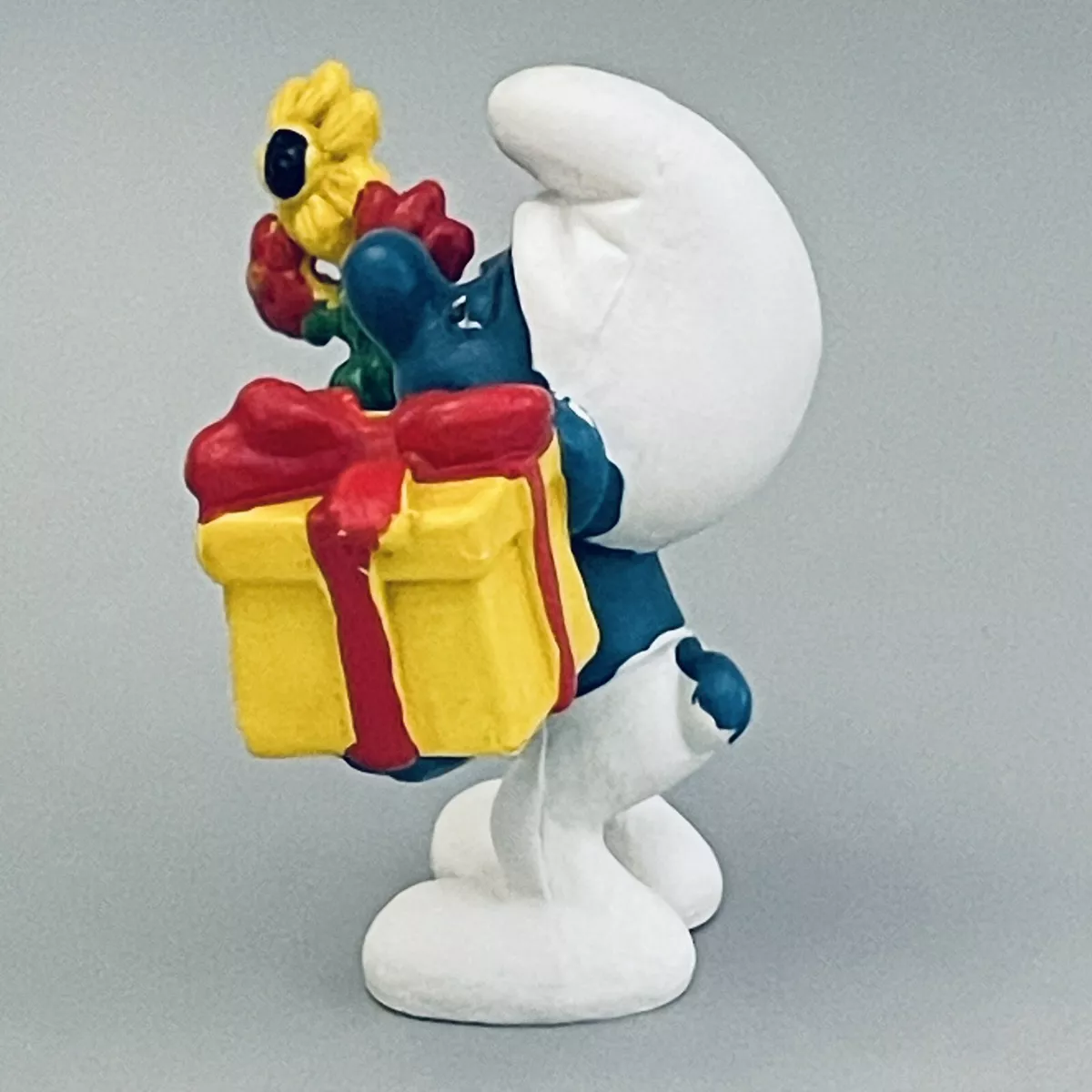Smurfs 20040 Present Flowers Smurf Figure Figurine Smurf Toy Gift Vintage 1978