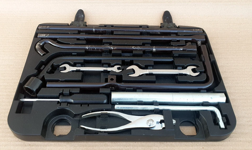 Kit de herramientas de emergencia Lexus GX470 2003-2009 caja con herramientas completas OEM usado Foto 3 de 4