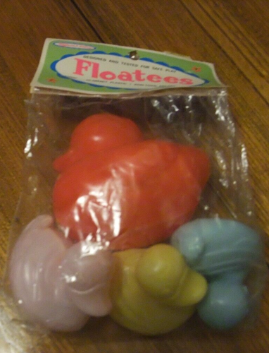 VTG & NIP- SANITOY FLOATEES PLASTIC DUCKS BATHTUB DUCKS FLOAT & RATTLE