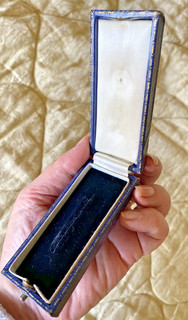ANTIQUE / VINTAGE JEWELLERY STICK PIN BROOCH BOX.