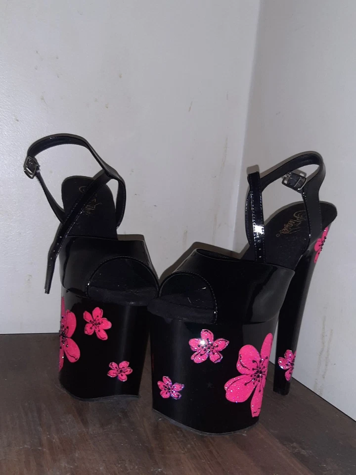 粉色和黑色褶饰高跟鞋。 8 英寸 XTREME-809HB。  — 第 3/4 张图片