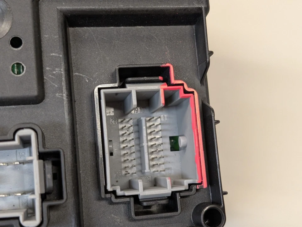 2005-2014 Volvo XC90 V70 S80 S60 Central Electronic Control Module 30786890 - Image 4 of 4