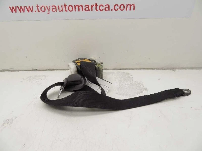 Toyota Celica GT 2002 montaje del cinturón de seguridad delantero del lado del conductor  Foto 2 de 4