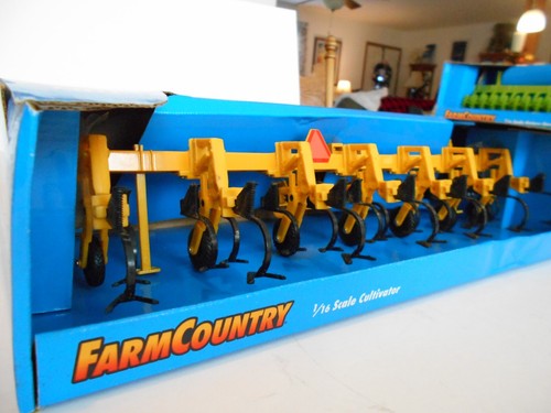 Vintage 1997 Ertl 1:16 Scale Cultivator, #2006 Minneapolis Moline Yellow, NIB - Picture 3 of 14