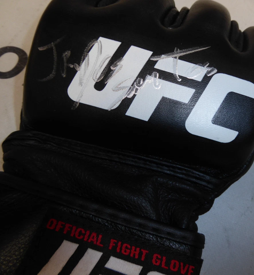 Luva de luta oficial do UFC assinada por Junior Dos Santos PSA/DNA CERTIFICADO DE AUTENTICIDADE 155 166 - Imagem 3 de 4