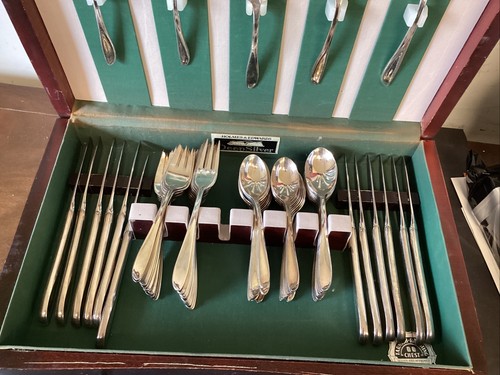 Holmes & Edwards 75 Piece Deep Silver Flatware/Silverware + Chest - Picture 7 of 10