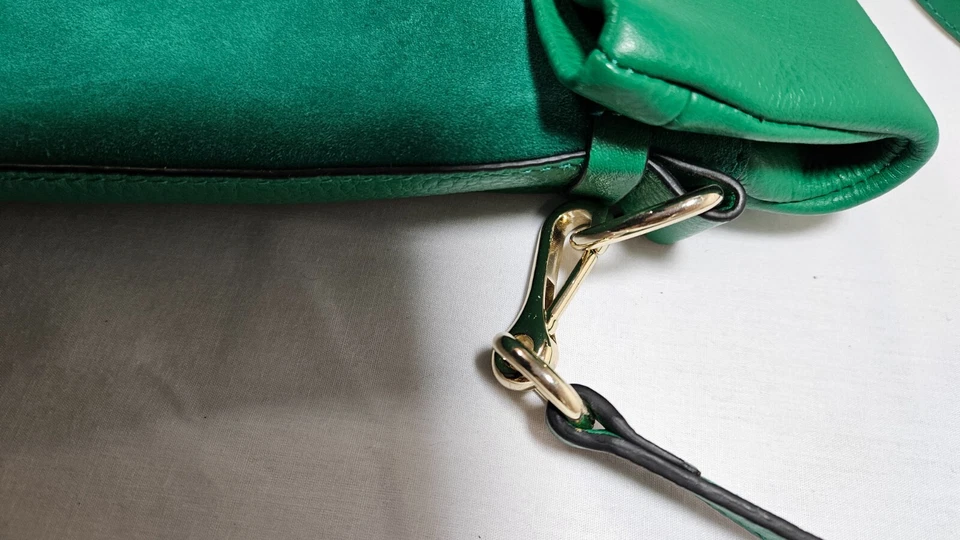 Б/у Vince Camuto зеленый кожаный кошелек золотой акценты большой Livy через плечо - Изображение 3 из 4