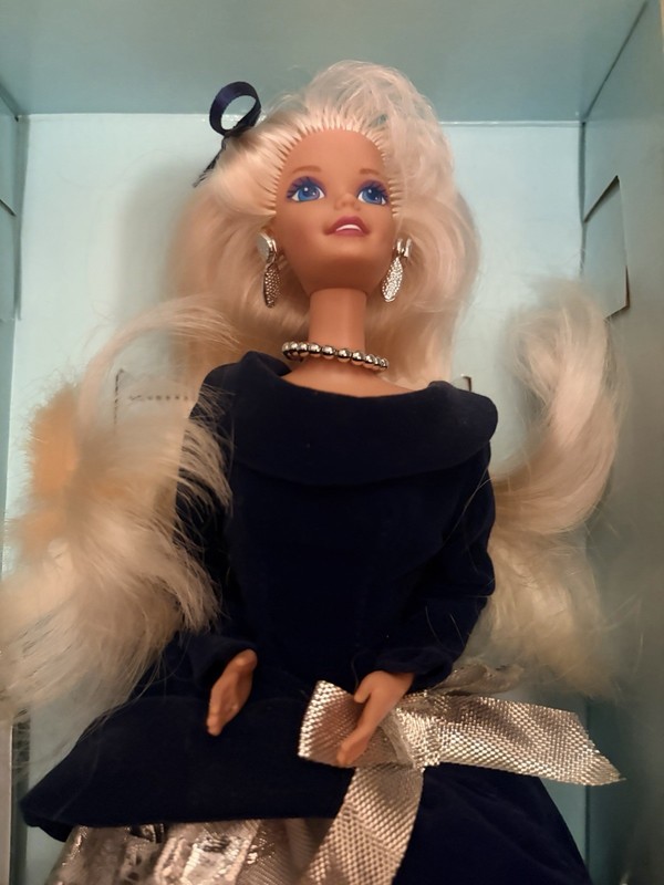 Barbie Doll Winter Velvet Avon First in a Series 1995 Mattel #15571 Blonde